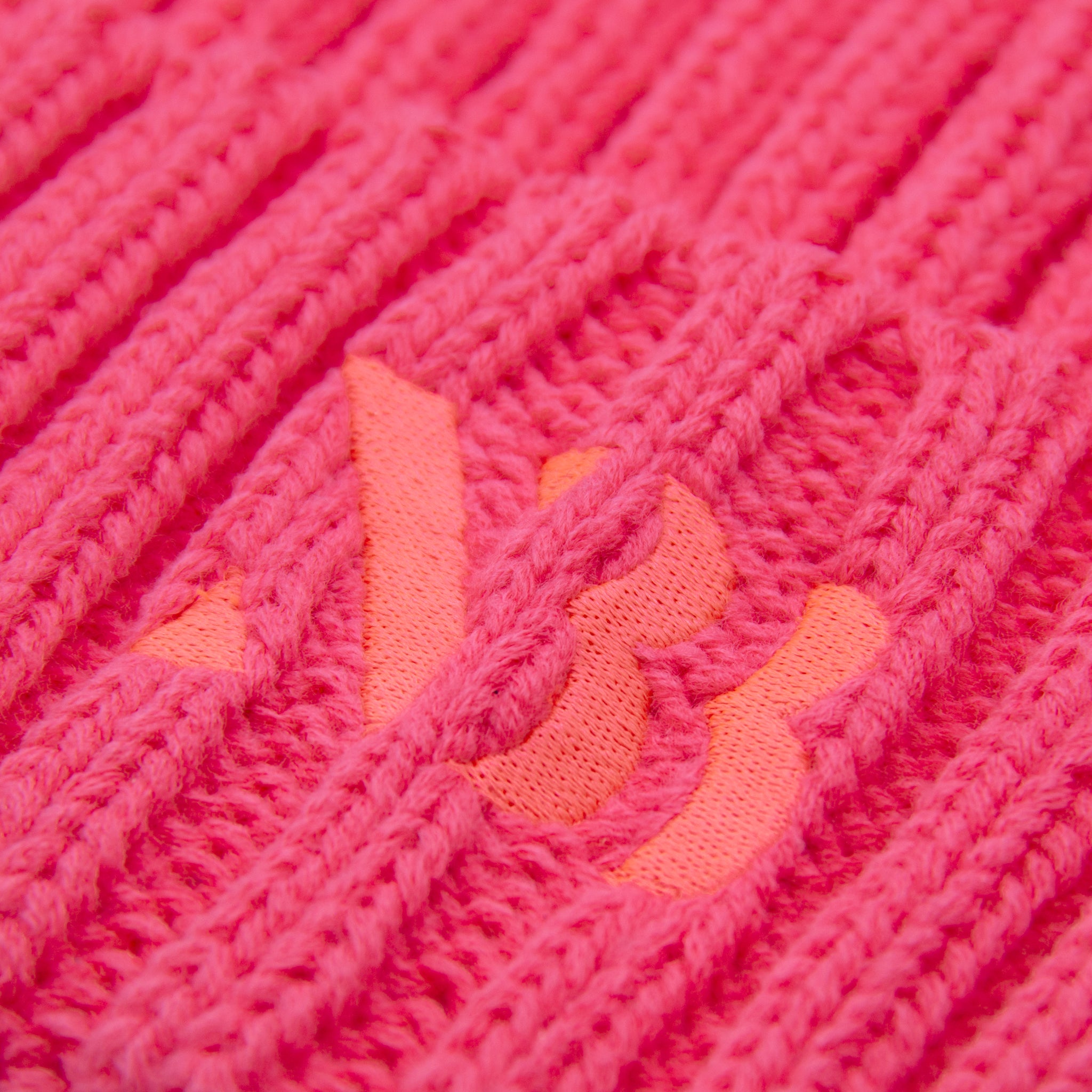 NTHIRTYTHREE WHISKY BEANIE PINK DETAIL
